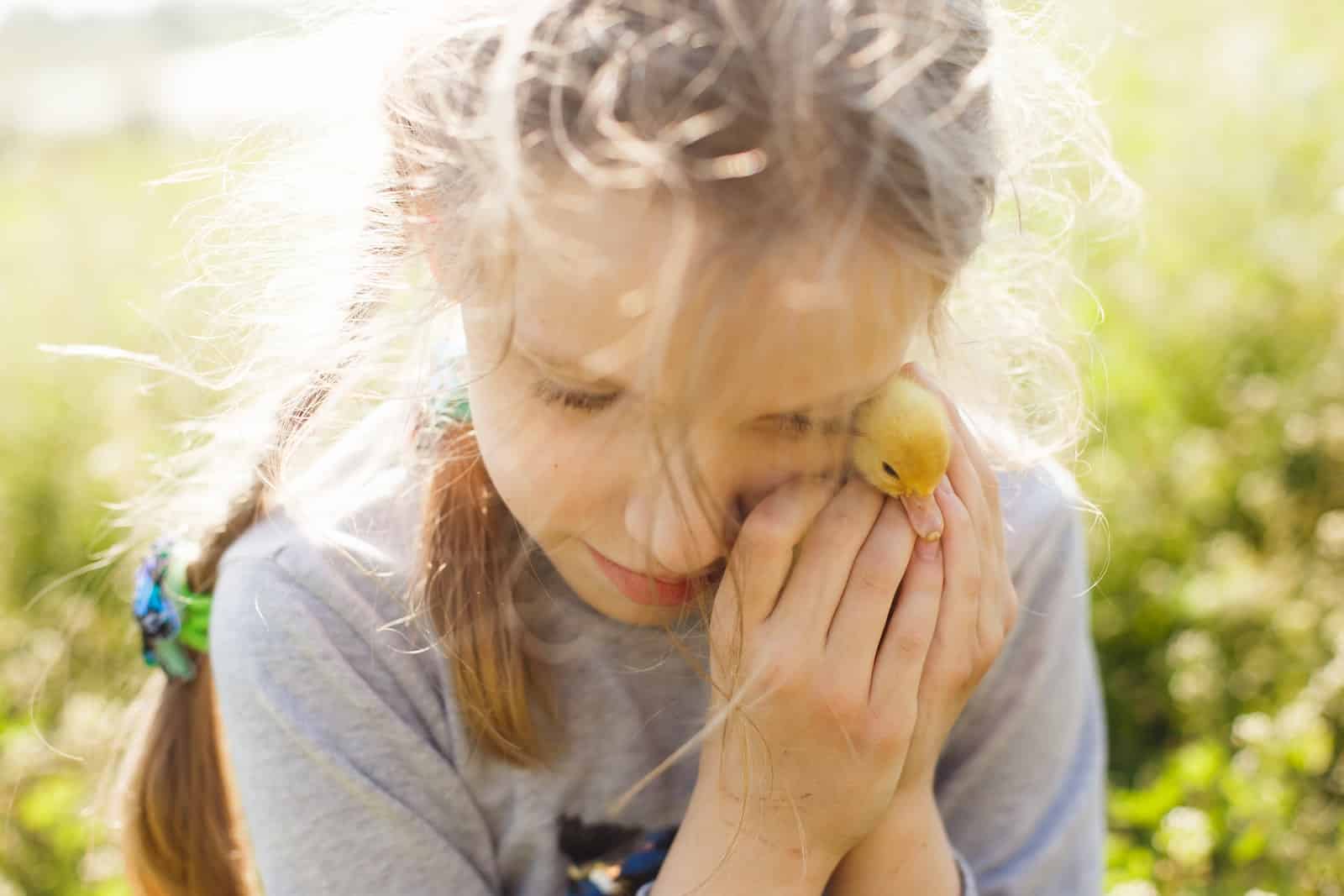 Petite fille au poussin